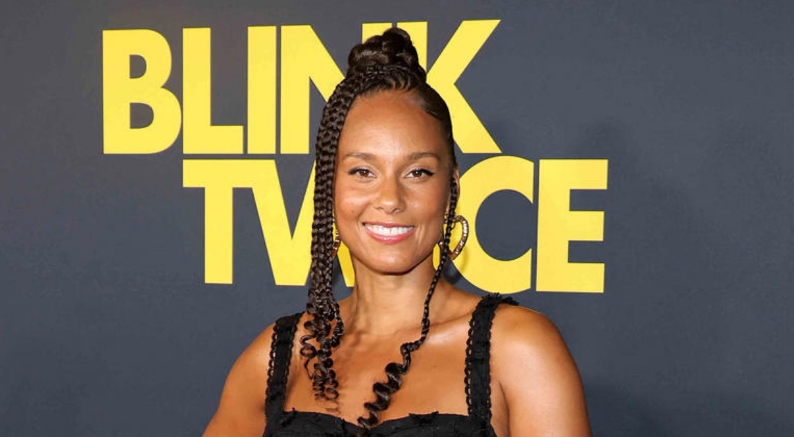 Alicia Keys Rocks Summer Suede Trend image